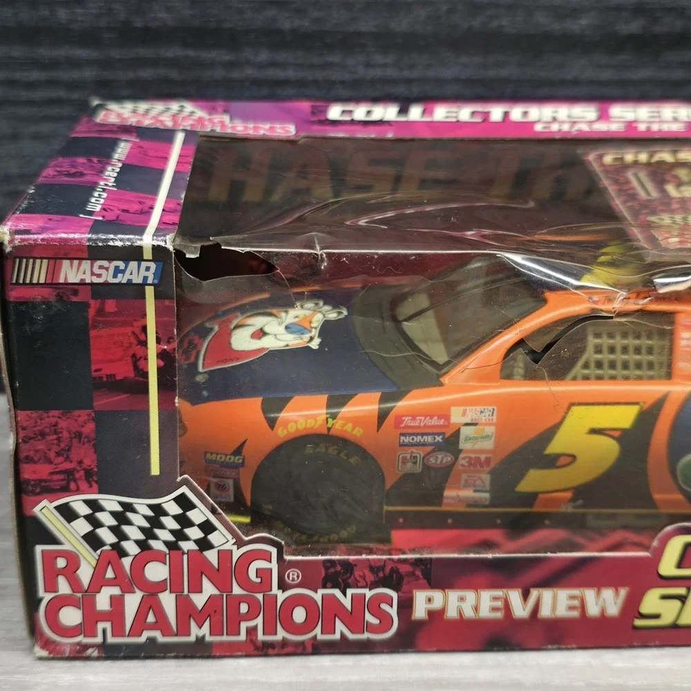 2001 Terry Labonte Chase the Race Racing Champions Diecast Car 1:24 Scale IOB